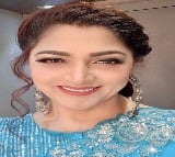 Actress Khushbu Sundar Slams Jio Service