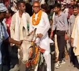 Independent Candidate Satyendra Baitha Takes Donkey Ride in Gopalganj To Lure Voters
