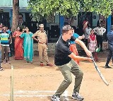 Pat Cummins plays cricket with school kids in Hyderabad