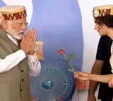 PM Modi Softly Rejected Kangana Ranaut Rose Flower Presentation in Mandi