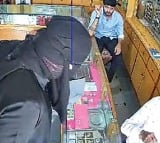 Theives try to steal from jewellry shop in medchal
