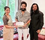 Varalaxmi Sarath Kumar gives Allu Arjun wedding invitation 