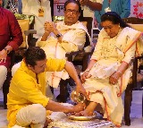 Sonu Nigam washes Asha Bhosle's feet with rose water, petals at book
 launch event