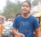 Girl on Bullet bike beats up autowala in Delhi