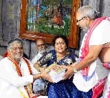 Senior Actor Tanikella Bharani Was Gifted Puranapanda Books By Yadadri Temple