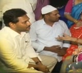 Jagan visits Rasheed family members in Vinukonda