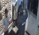 3 Armed Men Loot Jewellery Worth 11 Lakh From Maharashtra Shop