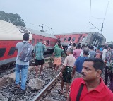 Howrah-CSMT Express train derails in Jharkhand, two dead