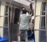 Delhi Metro passenger hits man with a slipper on his face 