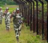 Bangladeshis who are reaching the Indian border in large numbers 