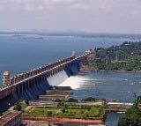 Andhra minister, experts visit Tungabhadra dam