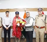 DGP felicitated madapur CCS Head Constable Chaduvu Yadayaiya