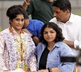 Vinesh Phogat breaks down after reaching the Delhi airport