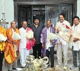 Chiranjeevi facilitates Indra movie team