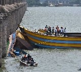 Boats Romoval Work Under Going At Prakasam Barrage