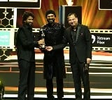 Vijay Devarakonda handed SIIMA Award to Nani