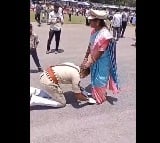 Trainee SI tocuhed his mother feet at Passing Out Parade 