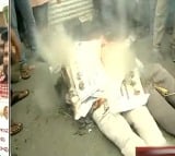 Janasena cadre burns Jagan and other YCP leaders effigies in Tirupati