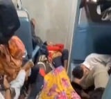 Man Uses Bedsheet To Make A Hammock And Sleeps In Overcrowded Train