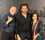 Kartik Aaryan and Kriti Sanon teach their parents how to pose in public