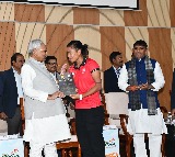 Nitish Kumar felicitates Indian Women’s Hockey Team in Patna
