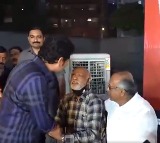 Vinod Kambli Holds Sachin’s Hand, Refuses to Let Go – Watch the Video!