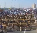 Huge jam as Rahul and Priyanka Gandhi stopped at Delhi UP border