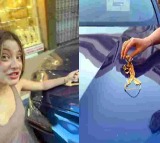 young woman putting her gold jewelery on car bonnet to check whether it will be stolen or not video going viral