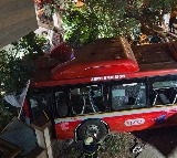 6 Killed 49 Injured After Bus Rams Vehicles Apartment Gates In Mumbai