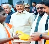 Nara Lokesh presented President Murmu a handloom shawl made by Mangalagiri weavers