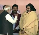 Delhi CM Swearing-in Ceremony: PM Modi Pauses to Greet Deputy CM Pawan Kalyan, Shares a Laughter-filled Moment