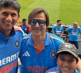 Vivek Oberoi bumps into this legendary cricketer during India-Pak contest