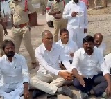 Police obsrtuct Harish Rao into SLBC