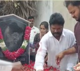 Family members pays tributes at Pranay grave
