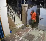Thief snatches Mangalasutra from woman in Hyderabad