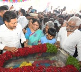 Jagan pays tributes to YV Subba Reddy monther