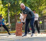 New Zealand PM Plays Street Cricket in Delhi