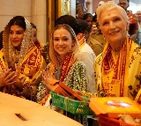 Maye Musk Visits Mumbais Sidhivinayak Temple