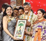 Poonam Kaur Presents a Gift to Chandrababu