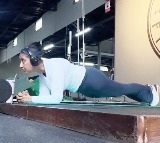 Manisha Koirala flaunts impressive core strength with planks
