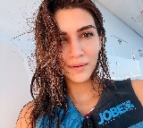 Kriti Sanon recreates Zeenat Aman's 'Samundar Mein Naha Ke' vibes during her holiday