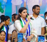 Anchor Shyamala criticizes Pawan Kalyan