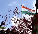 President, Defence Minister pay tribute to fallen heroes on Kargil Vijay Diwas