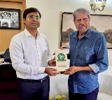 Legendary cricketer Kapil Dev meets Dilip Tirkey, lauds rise of Indian hockey talent