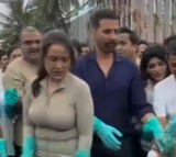Akshay Kumar and Amruta Fadnavis Clean Mumbai Beach After Ganesh Visarjan
