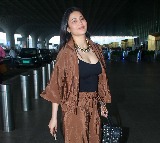 Shruti Haasan doodles a new song on piano as she gets back to her musical side amid shooting schedules