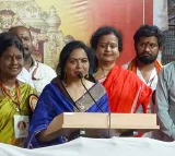 Singer Sunitha Thanks Kanaka Durga in Vijayawada