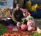 Pakistan pays heavily for Afghan conflict, tomato prices jump to Rs 600 per kg