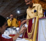 Gold prices fall as US-China trade deal nears; silver extends losses