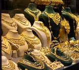 Gold Prices Drop Sharply Due to Profit Booking and Stronger Dollar